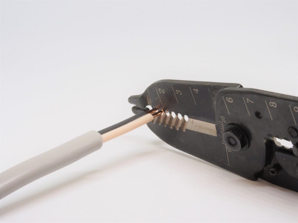 VVFケーブルの皮むき