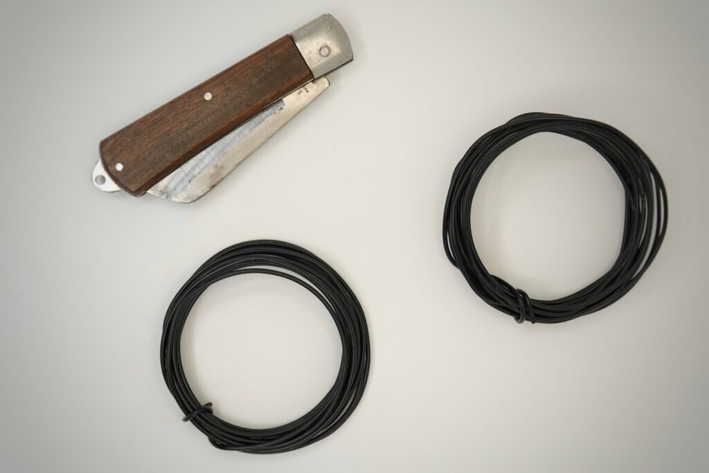 電工ナイフとケーブル
