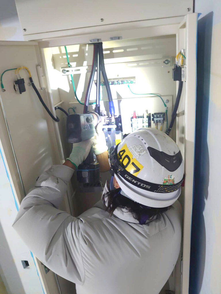 女性電気工事士