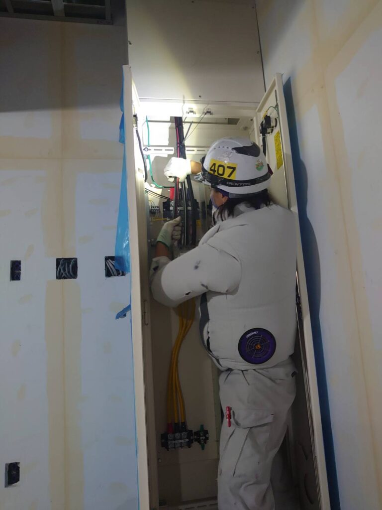 盤結線する女性電気工事士