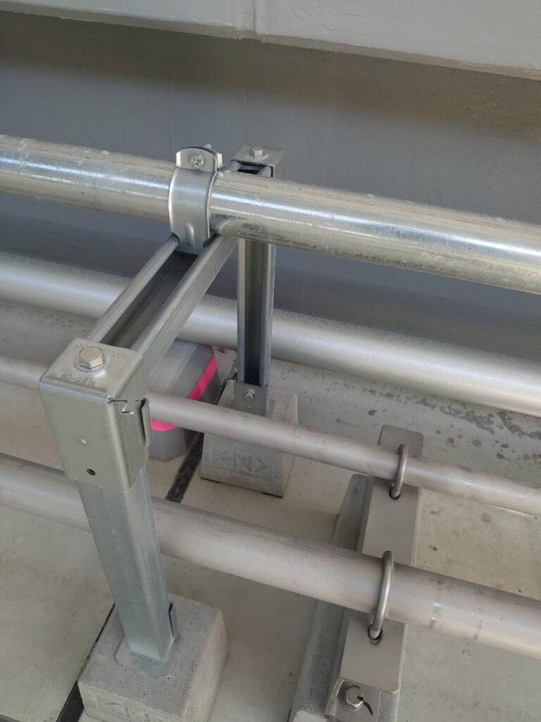 屋外のケーブル配管