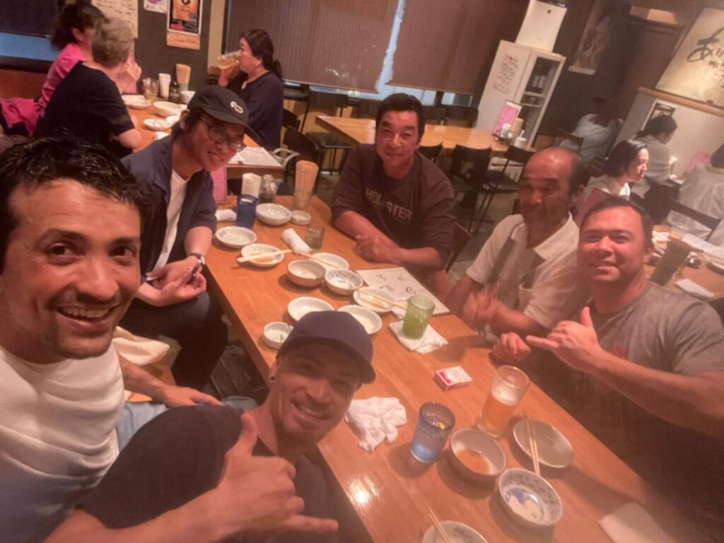 仕事後に飲みに行くシルバ電設スタッフ