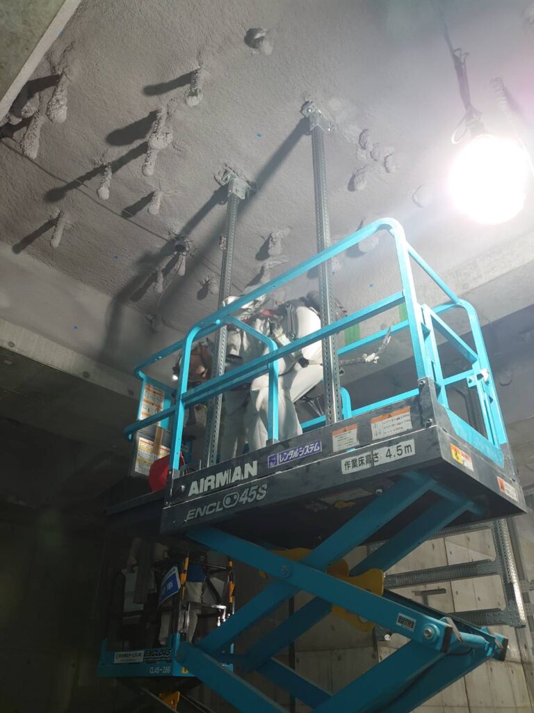 高所作業車に乗る電気工事士