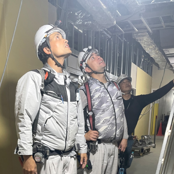 工事現場で現場確認するチームシルバ