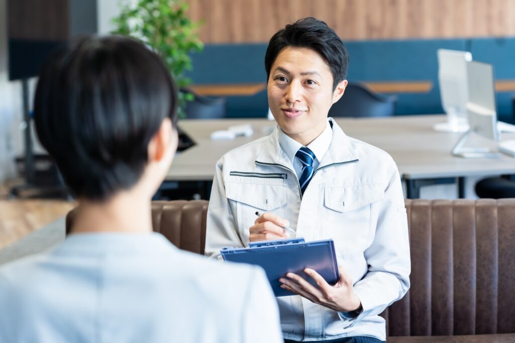 打ち合わせをするスタッフ