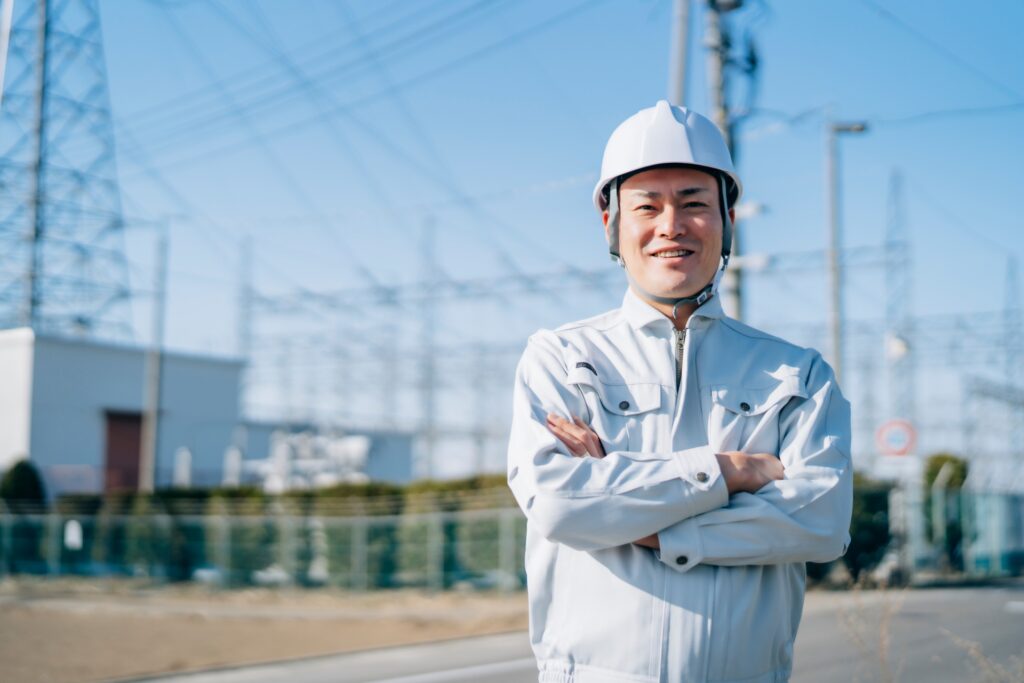 腕を組む電気工事士