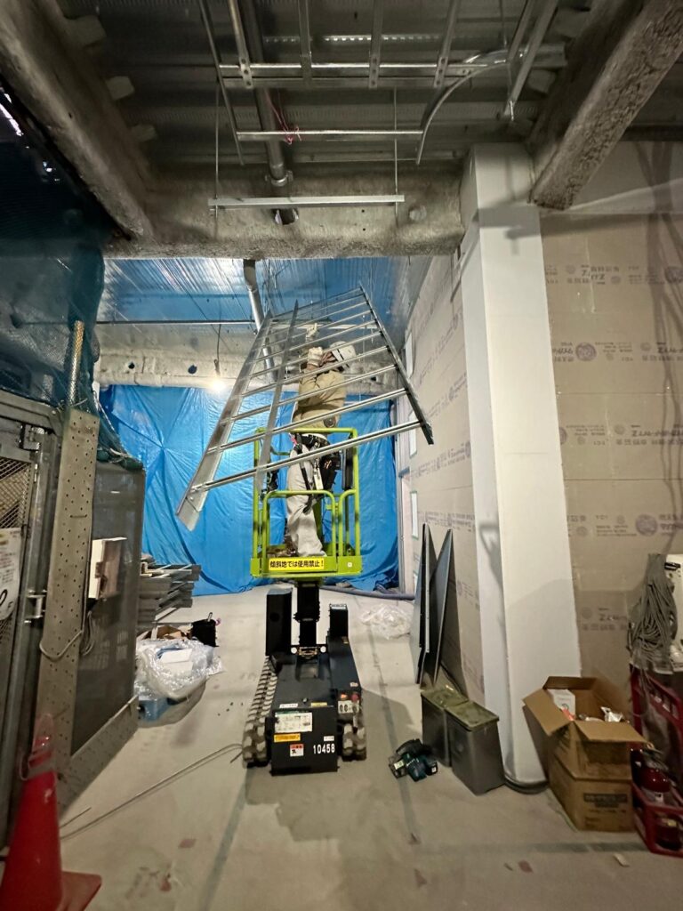 ケーブルラックを敷設するスタッフ