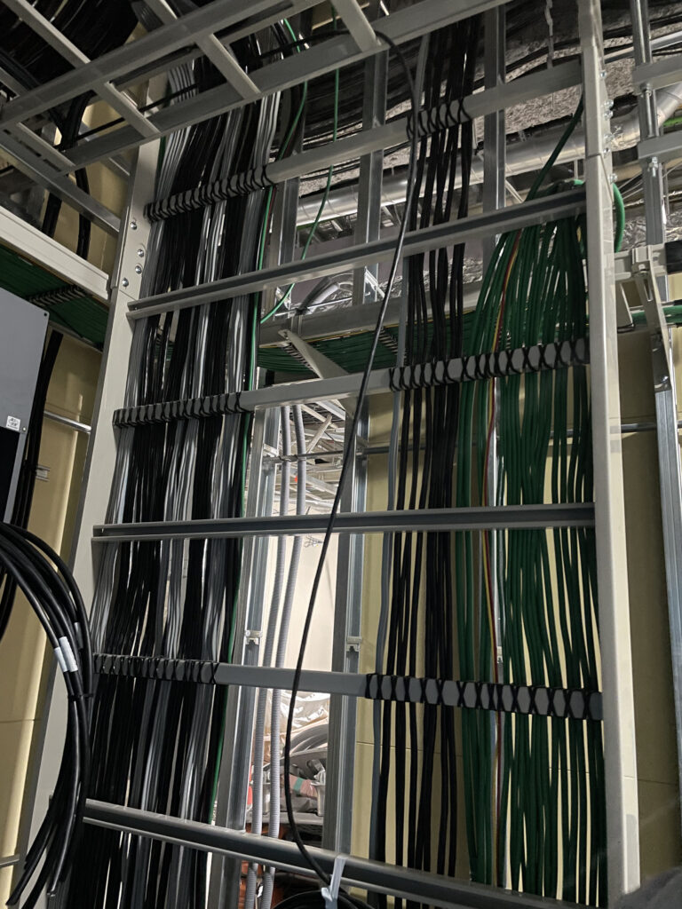 ケーブルの縦ラック