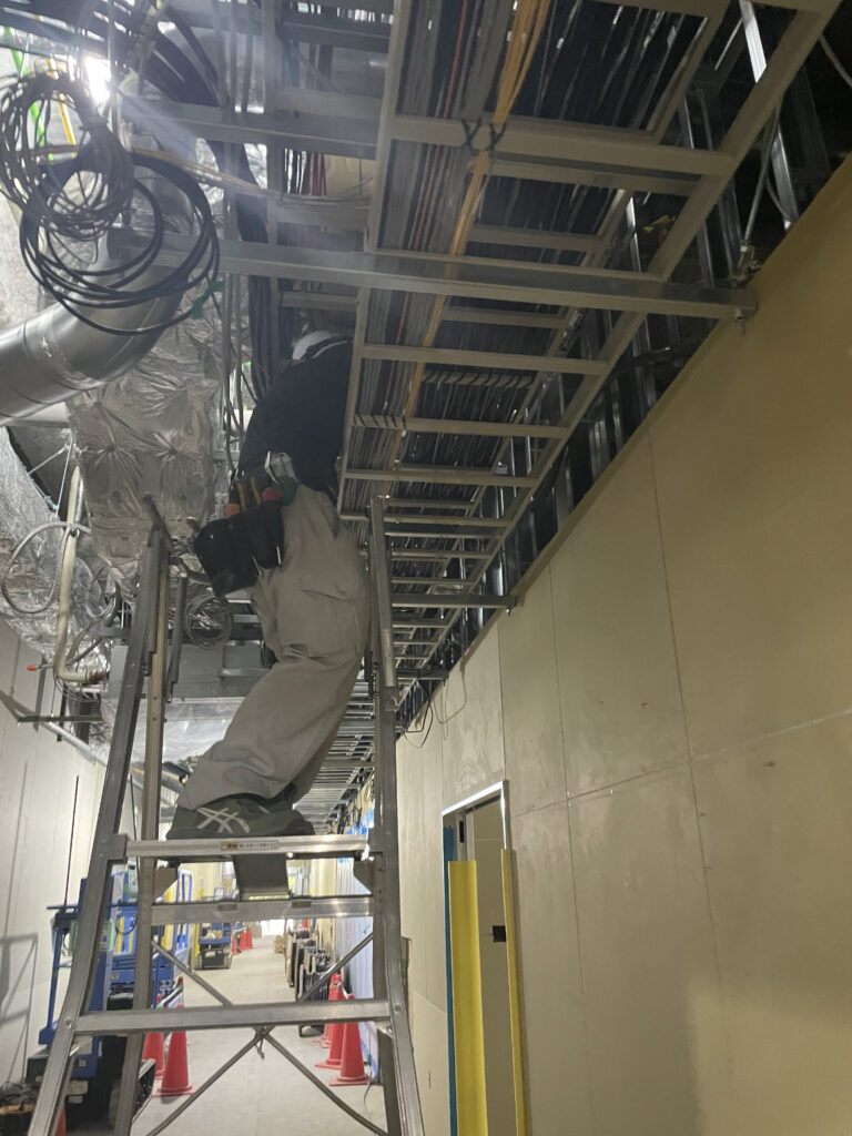 天井配線する電気工事士