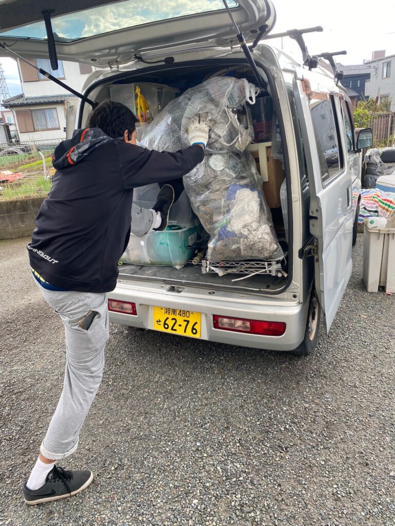 バンに荷物を積めるマイコン