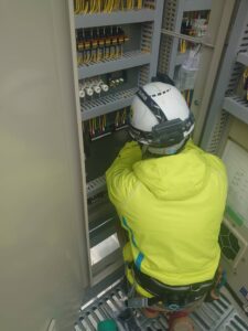 盤結線するヒデアキ