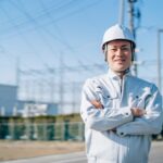 腕を組む電気工事士