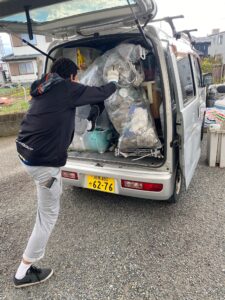 バンに荷物を積めるマイコン